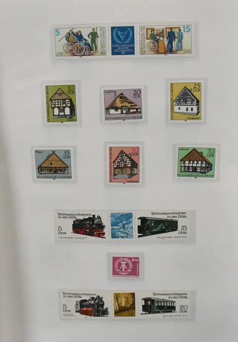 NDR, 1967-1990, kompletní sbírka razítko nepoužité v dvou vlastnoručně vyrobených silných svazcích, se všemi sériemi a bloky. Mi. 1400,-