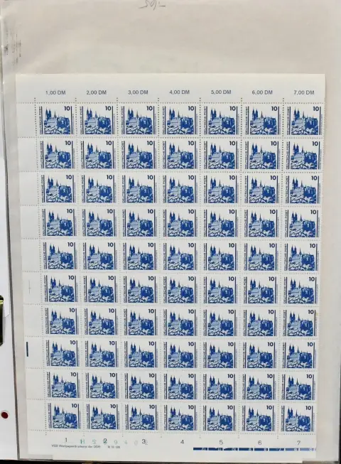 NDR, Stavby a památky, č. 3344/52, partie nejméně 55 kompletních razítkovaných sérií, většinou i vícekrát, z toho nejméně dvakrát s kompletními tiskovými poznámkami. Mi. 1080,-