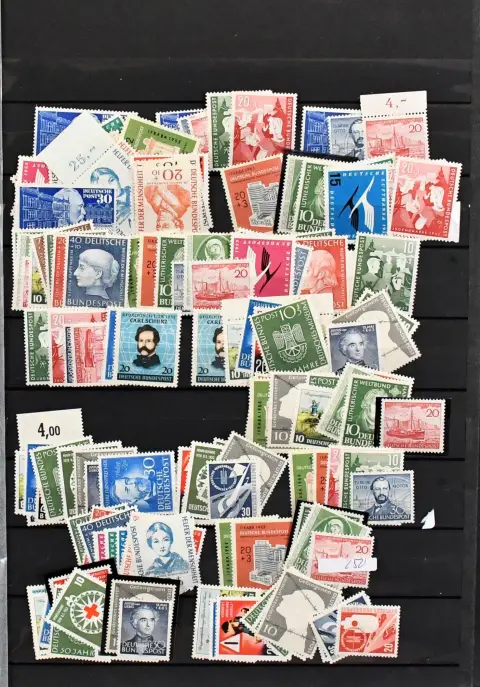 Bund, 1949-56, etwas unorthodox angelegter "Schatzbestand" nur der guten Erstausgaben postfrisch inkl. Nr. 111-12(3), 113-15(2), 116(6), 117-20(3), 121-22(3),…