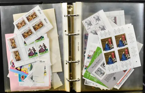 Germany, mint assortment, almost only sheet corner blocks of four, mostly 1990s, plus some stamp booklets, apparently all different. The former post price was already approx. 2000,- DM