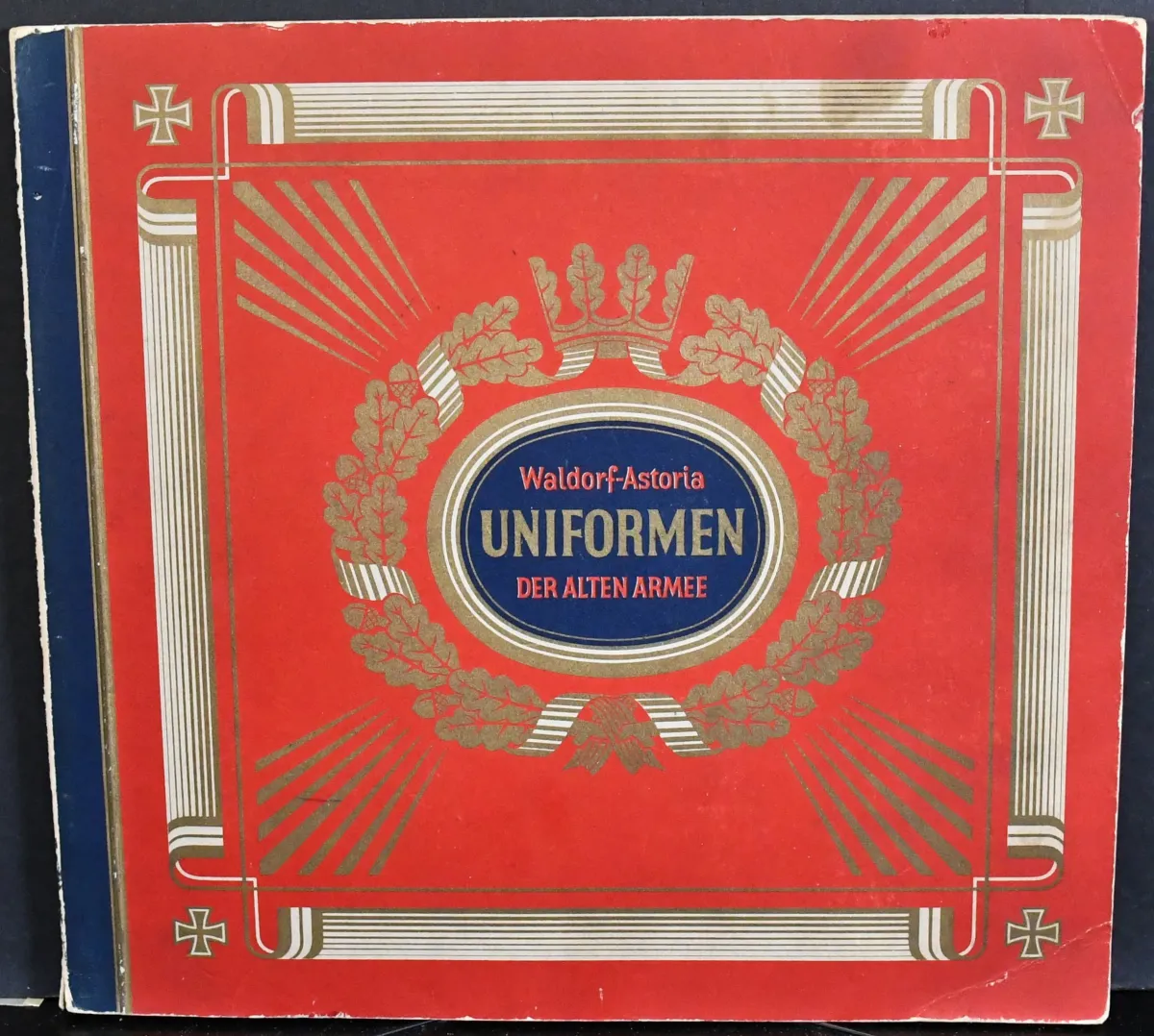 "Uniformen der alten Armee", éd. Waldorf-Astoria, Zigarettenfabrik München (vers 1930), complet avec petits dommages à la couverture