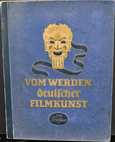"Vom Werden deutscher Filmkunst - Der Tonfilm", kompletny album z uszkodzeniami oprawy i jednym uszkodzonym obrazkiem/stroną, wyd. Cigaretten-Bilderdienst Altona-Bahrenfeld (1935), okładka "Maske und Filmrolle"