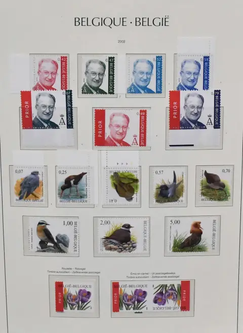 België, 1981-2006, postfrisse verzameling in drie banden in voorgedrukte albums, waarschijnlijk meer dan compleet, extra met postzegelboekjes, enkele KLB enz. Mi. 2000,-