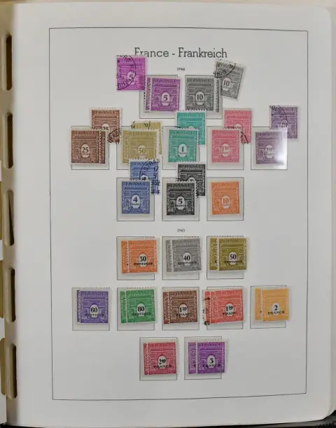 Francja, 1945/79, kompletna kolekcja, głównie ** bez podklejania, początkowo także trochę kasowana. W tym Bl. 4 ** bez podklejania, dobre nr 861/65 ** bez podklejania, wszystkie serie Osobowości kompletne, tylko 1954 niekasowane, poza tym wszystko ** bez podklejania itd., od 1957-1979 w całości ** bez podklejania kompletne w tym małe arkusze Philatec, w dwóch albumach przedrukowanych Leuchtturm. Mi. 3500,-