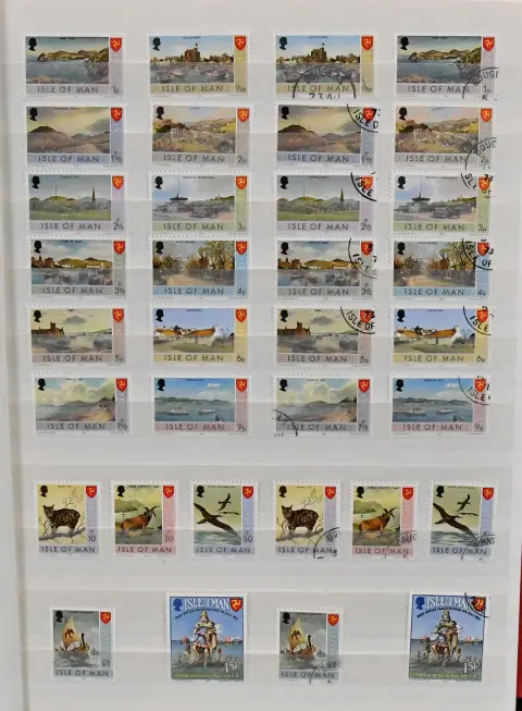 Île de Man, 1973/2001, collections complètes chacune en trois albums, neuf sans charnière et oblitéré de bureau de poste. En plus port avec bons n° 1/8I en…