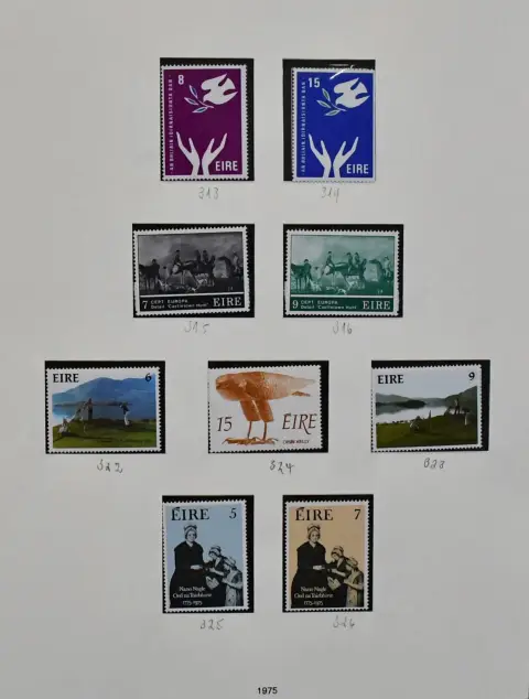 Ireland, 1975-2000, almost complete MNH collection by main numbers, in two SAFE-Dual albums, additionally with very many stamp booklets, Mi. 2800,-