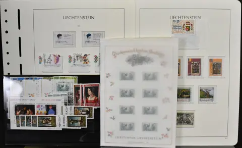 Liechtenstein, 1996/2006, kompletní poštovní sbírka, navíc s několika malými archy. Obsažená nominální hodnota je již 880,- CHF (= 900,- Euro)
