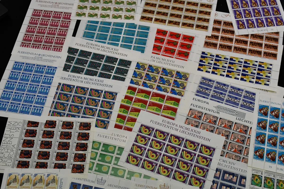 Liechtenstein, postfr. deel complete vellen van de jaren 60/80, Mi. 3500,-