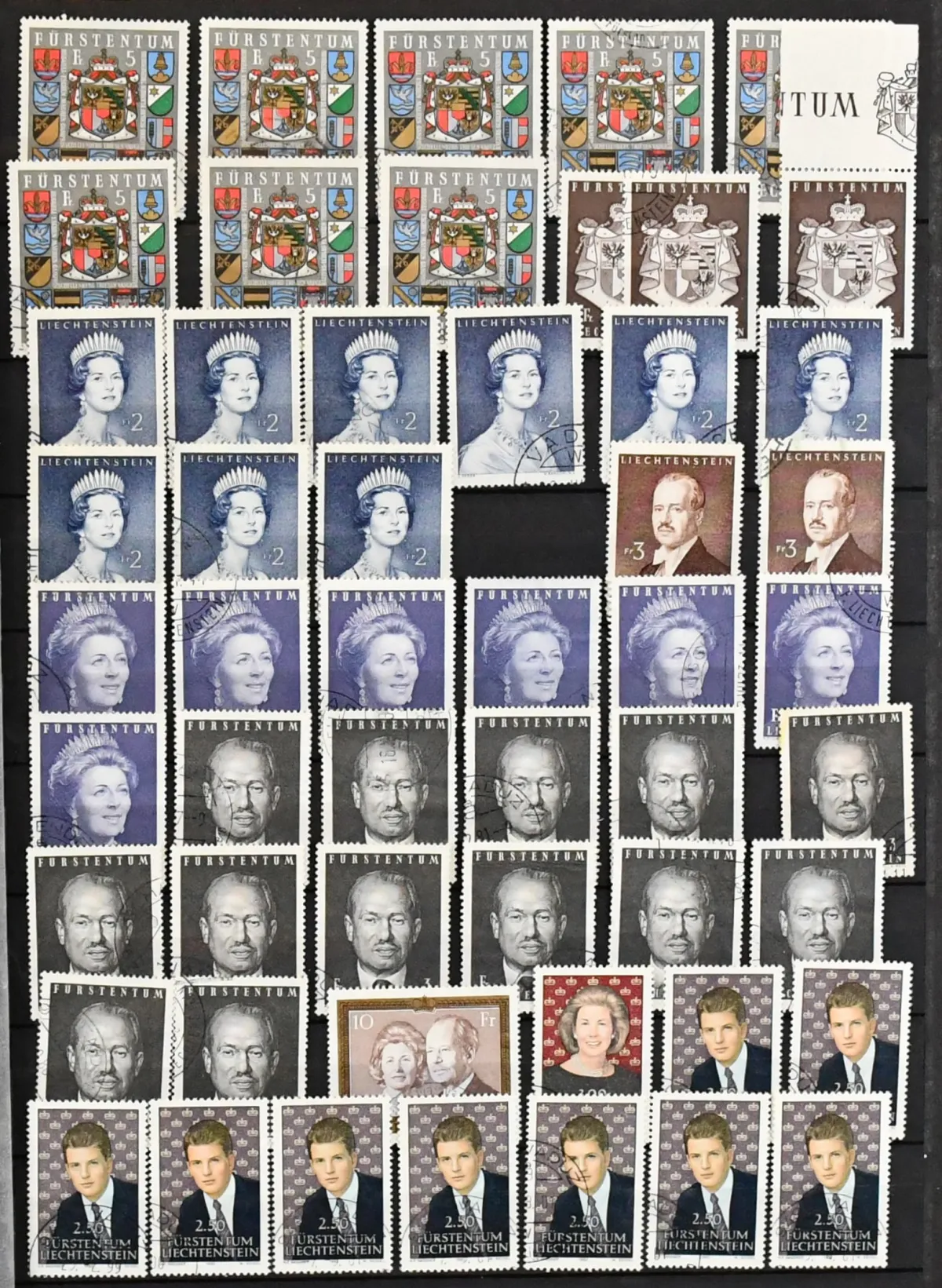 Liechtenstein, postfr. und versandstellengest. Zusammenstellung der 80er/90er Jahre, mit u.a. 44,- SFr. postfr. gültiger Nominale (= 45,- Euro), Kleinbogen…