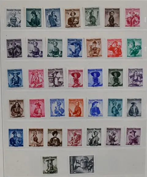 Österreich, 1945/2001, postfrische, ab Nr. 697 komplette Slg., dabei Nr. 838/53, 893/926, 929/32, 952/54, 960/63, alle Vögel-Ausgaben usw., in zwei Alben. Mi.…