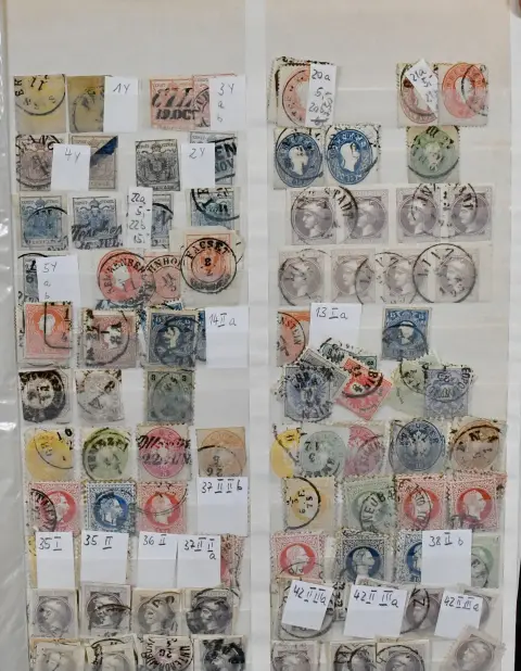 Österreich, riesiger Bestand von rund 15.000 Werten ab Klassik, bis weit in die Eurozeit, in zwei prallvollen Schraubbindern. Dabei alleine 3500…