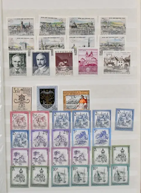 Österreich, postfrischer, sortenreicher Bestand der 1960er/80er Jahre, chronologisch in zwei Alben. Mi. etwa 3800,- bei einem ehem. Postpreis von 15.000,-…