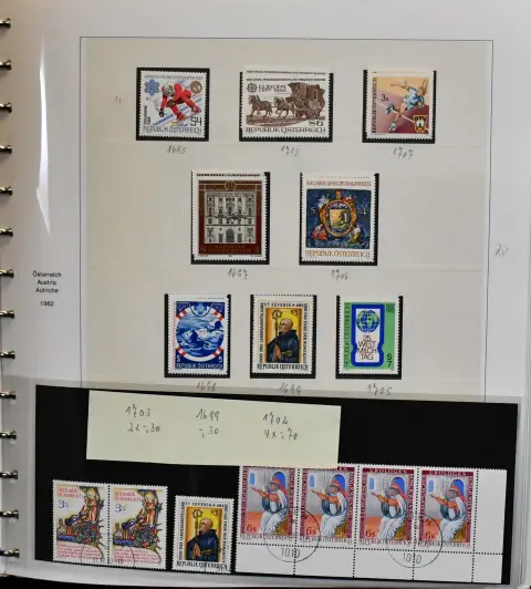 Österreich, 1968-2000, postfrische, kpl. bis überkpl. Slg. in zwei Bänden, teils doppelt, dabei Kleinbogen etc. Mi. 1400,-