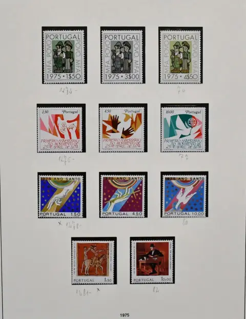 Portugal, 1975-2000, postfrische, kpl. bis überkpl. Slg. in drei SAFE-Bänden, zusätzlich mit vielen MH, Blocks/KLB doppelt, ATM usw. Mi. 3900,-
