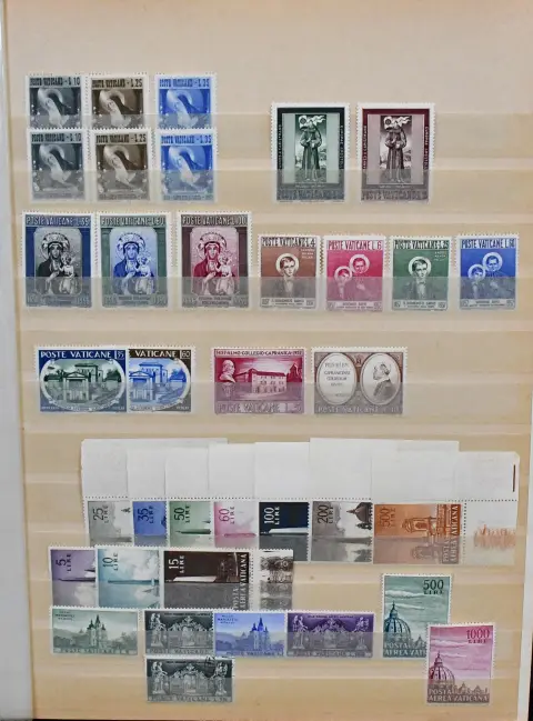 Vatikan, 1956-1984, postfr. Slg. in zwei Alben, dabei sehr viele kpl. Ausgaben, teils vom Rand bzw. aus der Bogenecke, auch Einheiten, sowie etwas älteres…