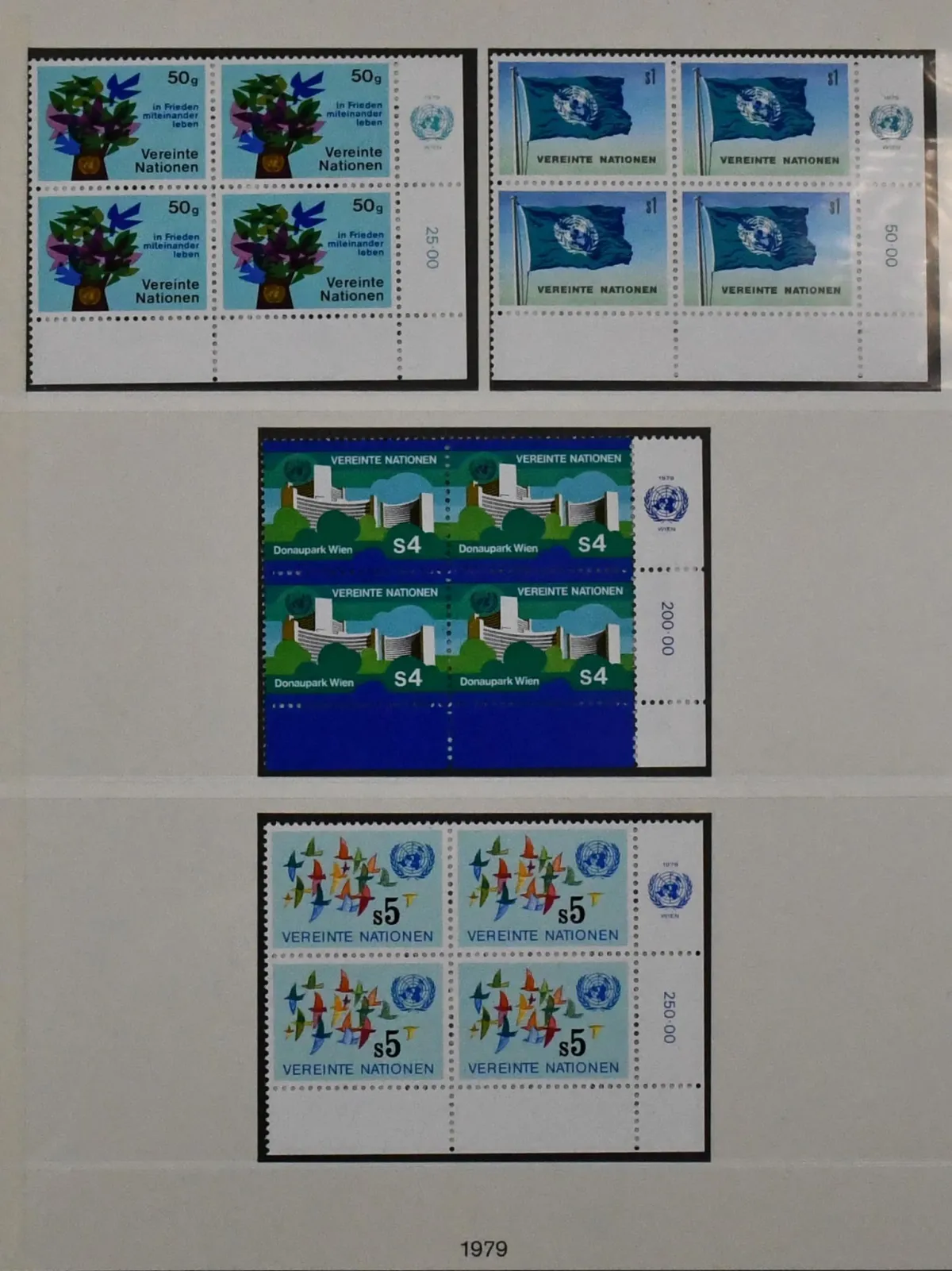UNO Wien, 1979-1999, postfr. weit überkpl. Slg. in drei Lindner-T-Vordruckalben, mit Zusammendrucken, Kleinbogen, Viererblöcken mit Rand-Zierfeldern,…