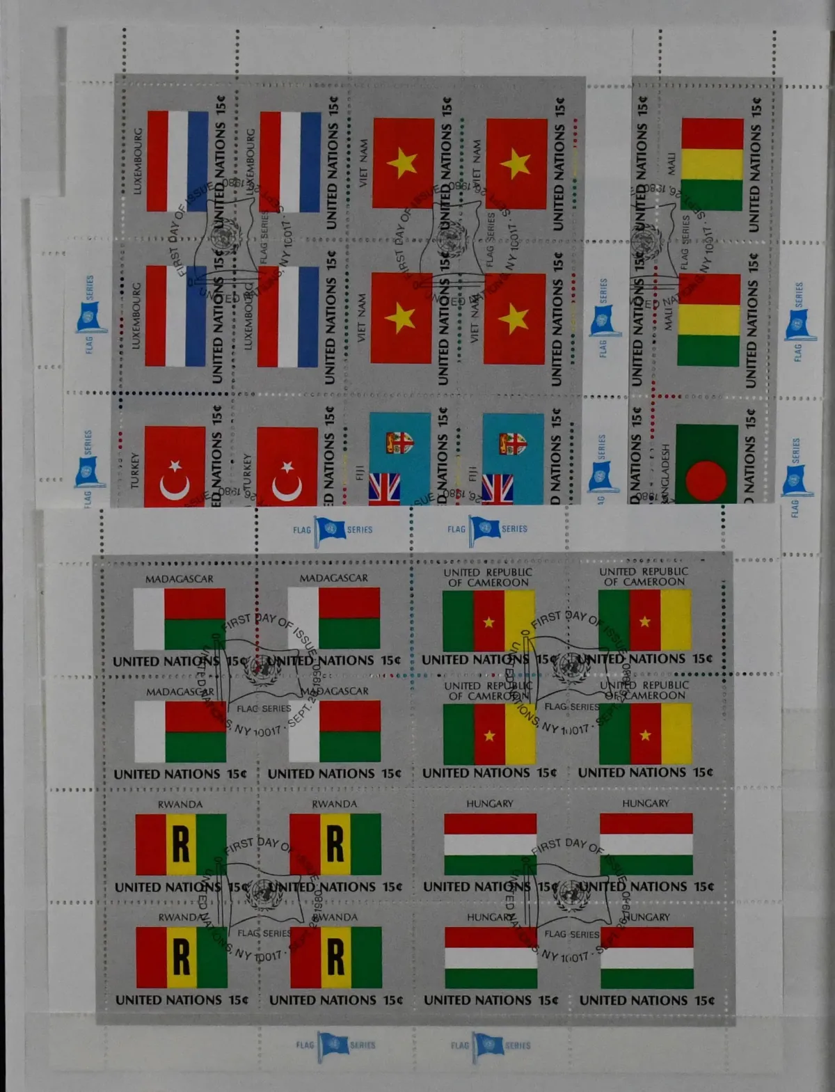 Nations Unies, New York, coll. obl. de 32 blocs-feuillets drapeaux diff., ancien prix postal déjà 103 USD