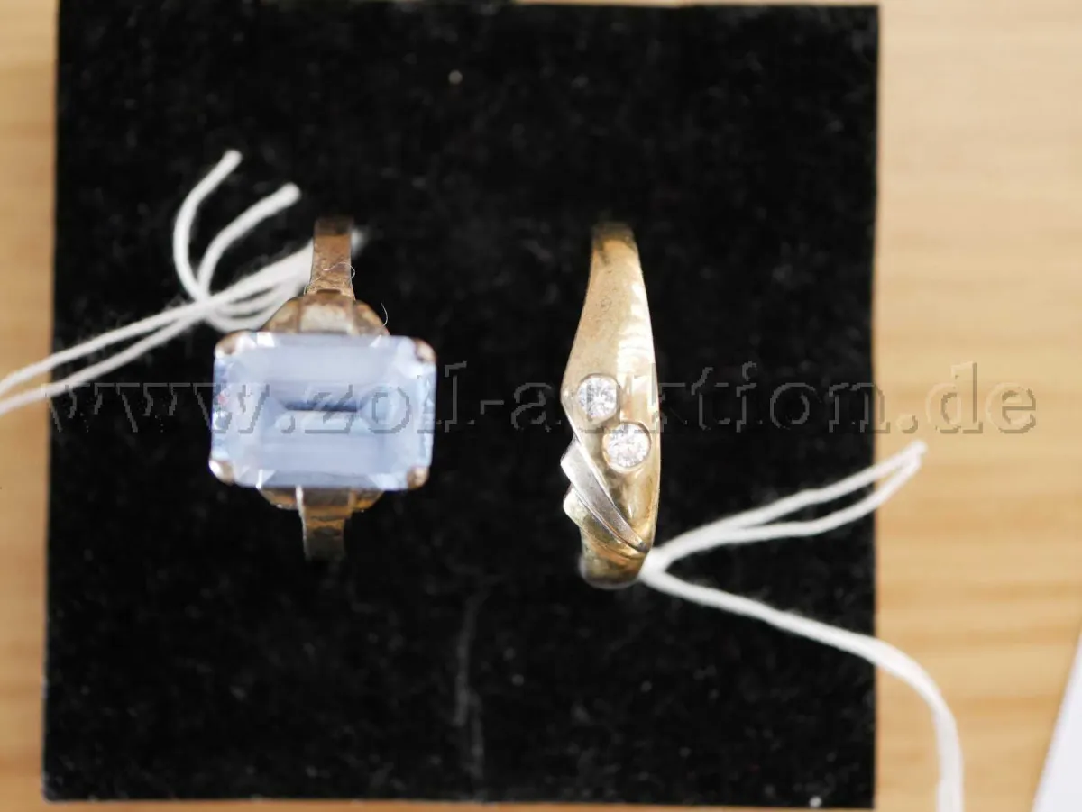 2 Ringe, ein Goldring 333/- Gold und ein Silberring 800/- Silber