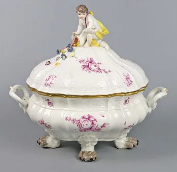 MEISSEN DEKSELTERRINE op leeuwenpoten ca. 1745.