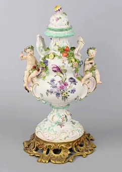 VASE COUVERT ROCOCO MEISSEN vers 1745.