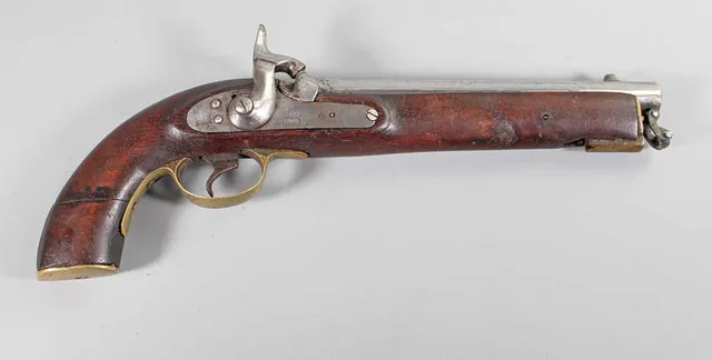 Pistolet à percussion à chargement par la bouche.