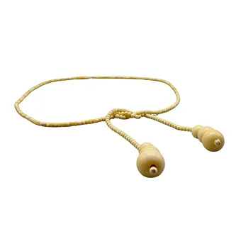 Collier en os avec fermoir à vis.