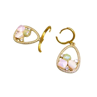 1 PAAR OHRHÄNGER MIT PASTELL- UND STRASSBESATZ, MODESCHMUCK.