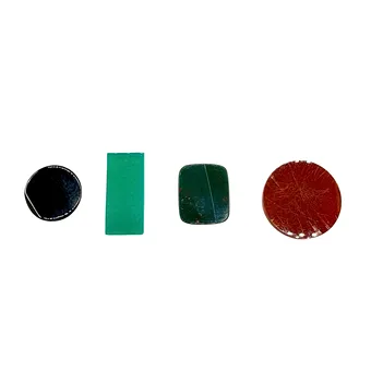 SCHMUCKSTEINSET AUS EINEM ONYX, GRÜNACHAT, BLUTJASPIS UND KARNEOL.
