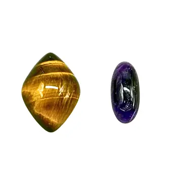Ensemble de pierres précieuses en œil-de-tigre poli et améthyste cabochon