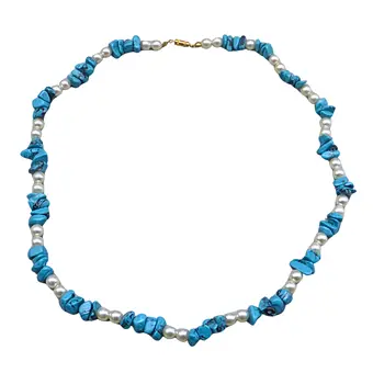 Collier avec éclats de turquoise et perles blanches