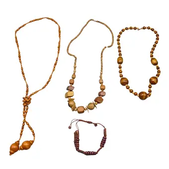 SET DE 4 PIÈCES COMPRENANT COLLIERS EN PERLES DE BOIS ET BRACELET.