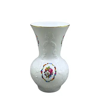 Vase KPM Royal Porzellan avec décor en relief et motifs floraux colorés.