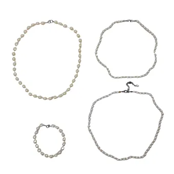 Parure baroque en perles composée de trois colliers et un bracelet.