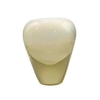 Kunstglas vaas in geel-witte kleur.