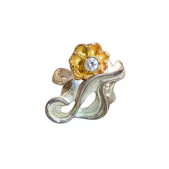 BICOLOR-SILBERRING ALS BLÜTE MIT ZIRKONIA.