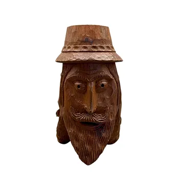 HANDGESCHNITZTE HOLZSKULPTUR EINES BÄRTIGEN MANNES MIT HUT.