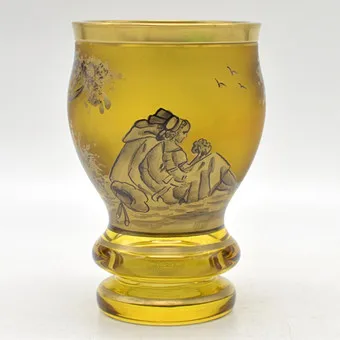 K. CHRISTOF. RANFTBECHER, JOH. OERTEL & CO., PÄRCHENMOTIV, KRISTALLGLAS UND MESSINGMONTUR, HANDBEMALT, HAIDA, UM 1900.