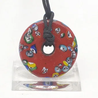 PENDENTIF DE COLLIER EN VERRE DE MURANO, ROUGE, MILLEFIORI, FORME DE DONUT, ITALIE, FIN DU 20E SIÈCLE, DM 43MM.