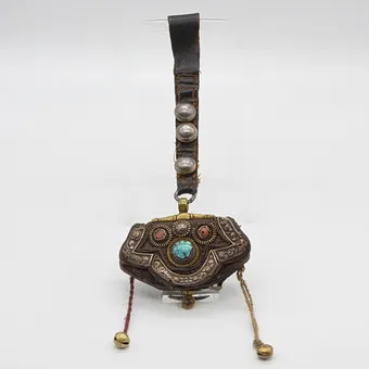 PORTE-MONNAIE ANTIQUE DU TIBET, CUIR, ARGENT, LAITON, CABOCHONS DE CORAIL ET TURQUOISE, DÉBUT DU 20E SIÈCLE.