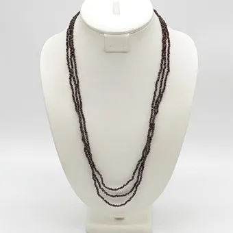 Collier bohémien en grenats, facettés et polis, fermoir 8 carats (testé) avec un petit diamant, trois rangs, vers 1900.