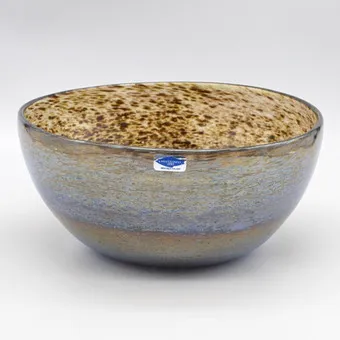 Oiva Toikka (1931-2019). Voor Nuutajärvi Notsjö Finland, grote designschaal, studioglas, iriserend oppervlak, circa 1981-1986, met bodemsignatuur.