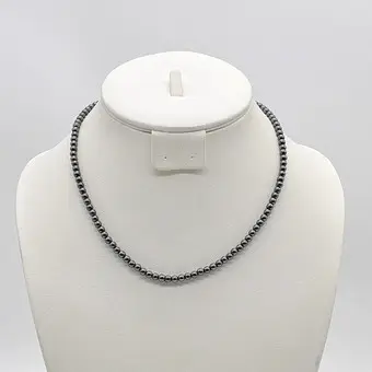 HÄMATIT PERLENCOLLIER, FEINE PERLEN UND VERGOLDETER VERSCHLUSS, VINTAGE, CA. 44CM.