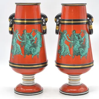 Een paar Parijse sier vazen, porselein, Drie Gratiën, Frankrijk, circa 1820.
