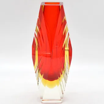 ALESSANDRO MANDRUZZATO. MURANO DESIGNERVASE, STUDIOGLAS, HANDGESCHLIFFENE OBERFLÄCHE, SOMMERSO, ITALIEN, UM 1960.