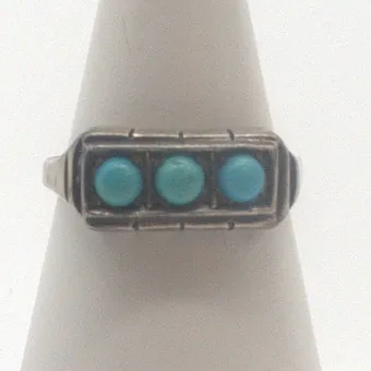ART DECO DESIGNER RING 835 SILVER, WITH THREE TURQUOISE CABOCHONS CIRCA 1930.