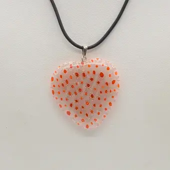 Collier en verre de Murano, cœur transparent avec fleurs millefiori rouge et blanche, fait main, vintage.