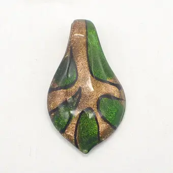 Pendentif collier designer en verre de Murano, forme de feuille, vert et or avec paillettes, Italie, vers 1950.