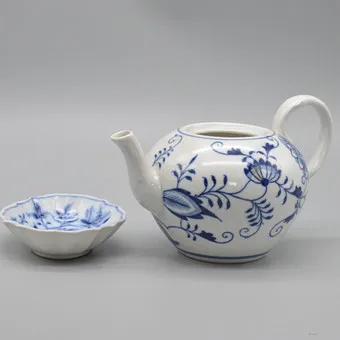 Stadt Meissen, teapot with candy dish, early 20th century, porcelain with onion pattern.