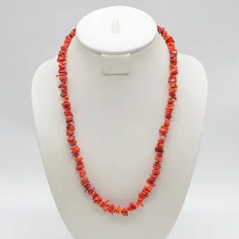 COLLIER AUS ROTER BAMBUSKORALLE, POLIERTE PERLEN, STERLINGSILBER-VERSCHLUSS, 20. JAHRHUNDERT.