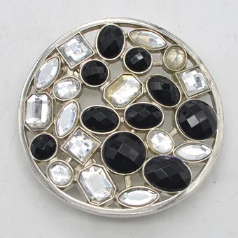 RONDE GESPSLUITING, GEFACETTEERDE GLASSTENEN, VERZILVERDE ZETTING, CA. 2000.